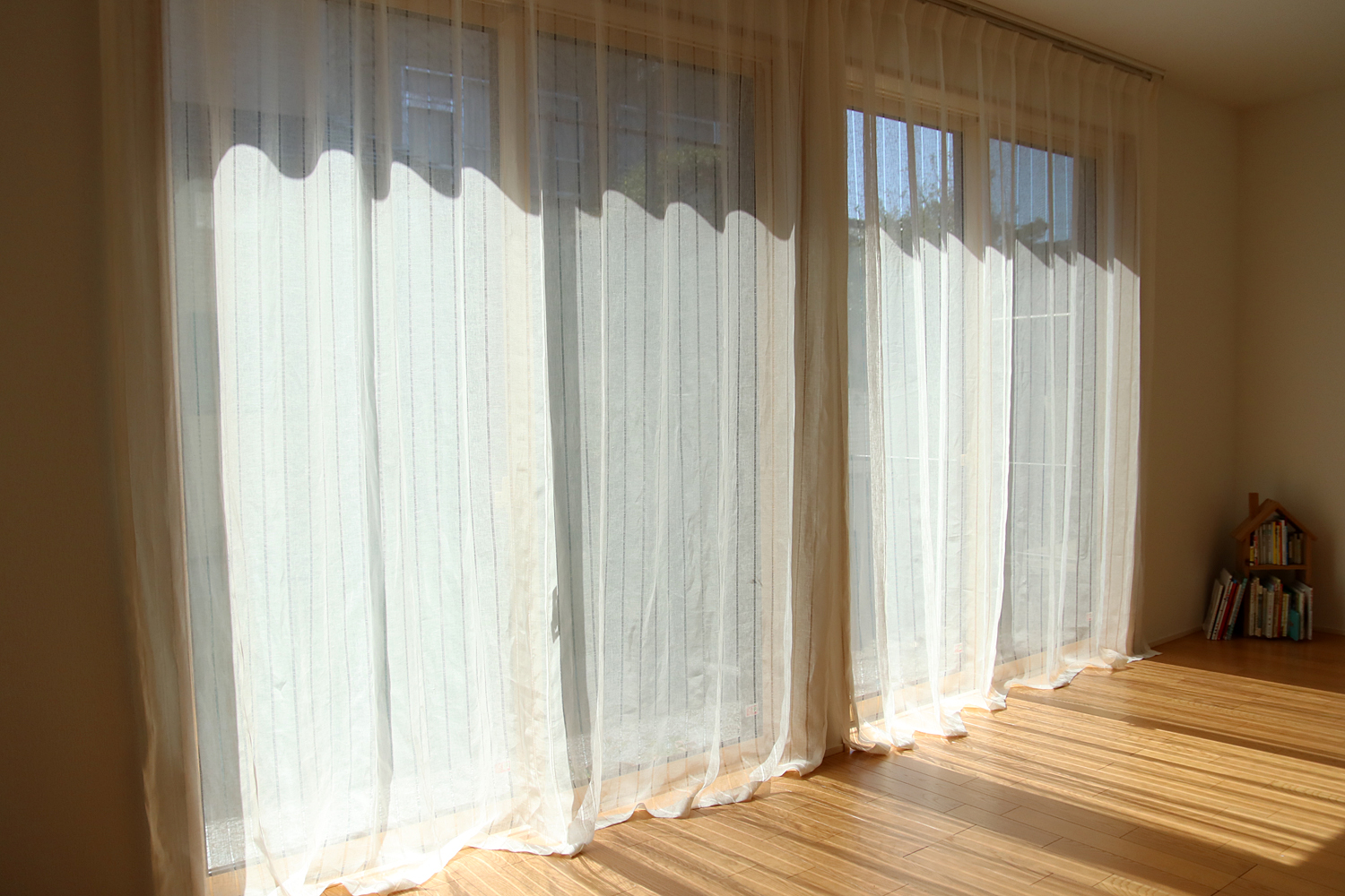 【Curtain Gallery】Case.1 〜繊細なステッチが美しい、軽やかなレースカーテン～ | プラスロゴバ（PLUS ROGOBA)