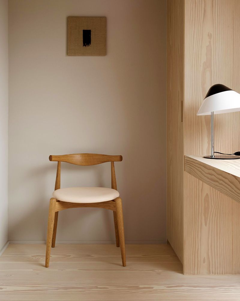 カールハンセン＆サンのCH20エルボーチェアのシートをレザーシートに。