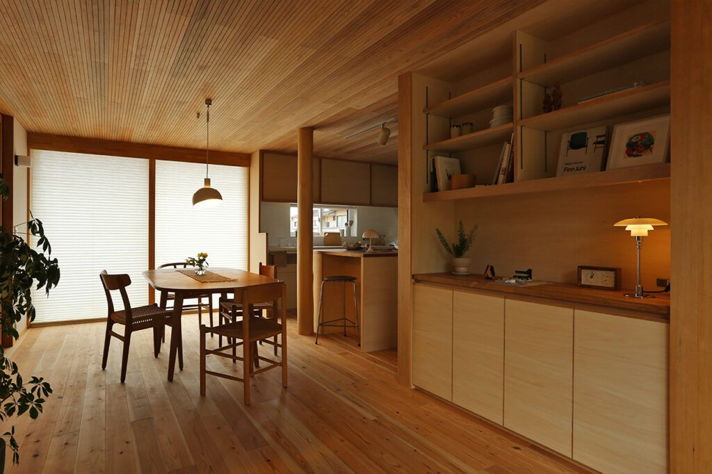 日本の木の家に、ルイスポールセンの照明やカールハンセン＆サンのダイニング家具でコーディネート。