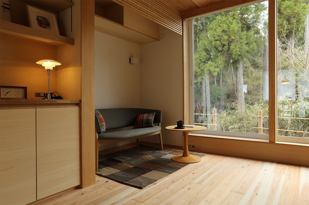 木の家にナナ・ディッツェルのND02ソファをコーディネート。