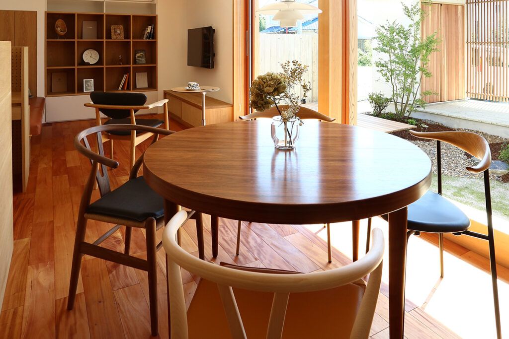 木の家にコーディネートしたカールハンセンのYチェア