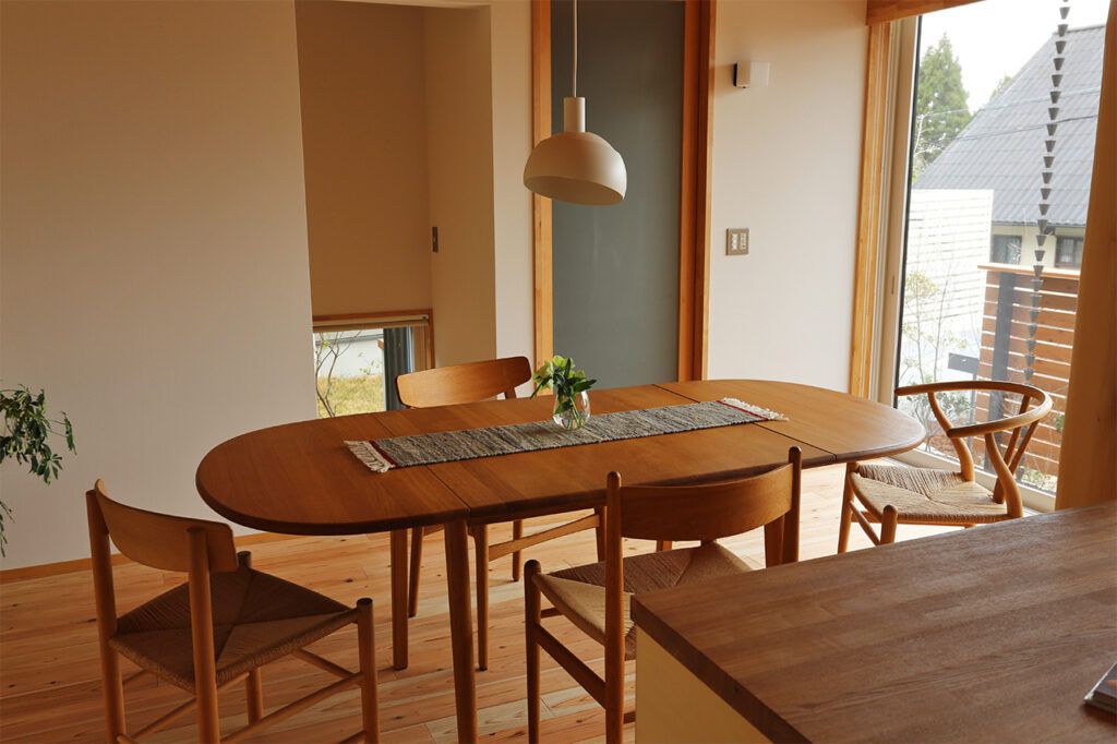 カールハンセン＆サン社のダイニングテーブルとダイニングチェアをコーディネート