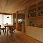 「木の家」に調和する北欧家具と照明でインテリアコーディネート。