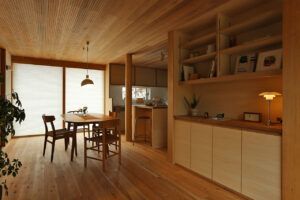 「木の家」に調和する北欧家具と照明でインテリアコーディネート。