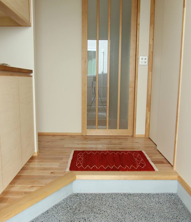 玄関で明るいカラーのキリムが迎えてくれる