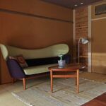 古民家リノベーションしたリビングにフィンユールのベイカーソファとロゴバキリムをコーディネート