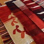 様々な文様のテーブルランナーサイズのキリムを展示