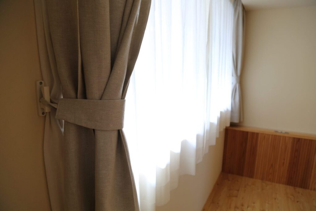 滋賀県でオーダーで仕立てるリネンのカーテン。