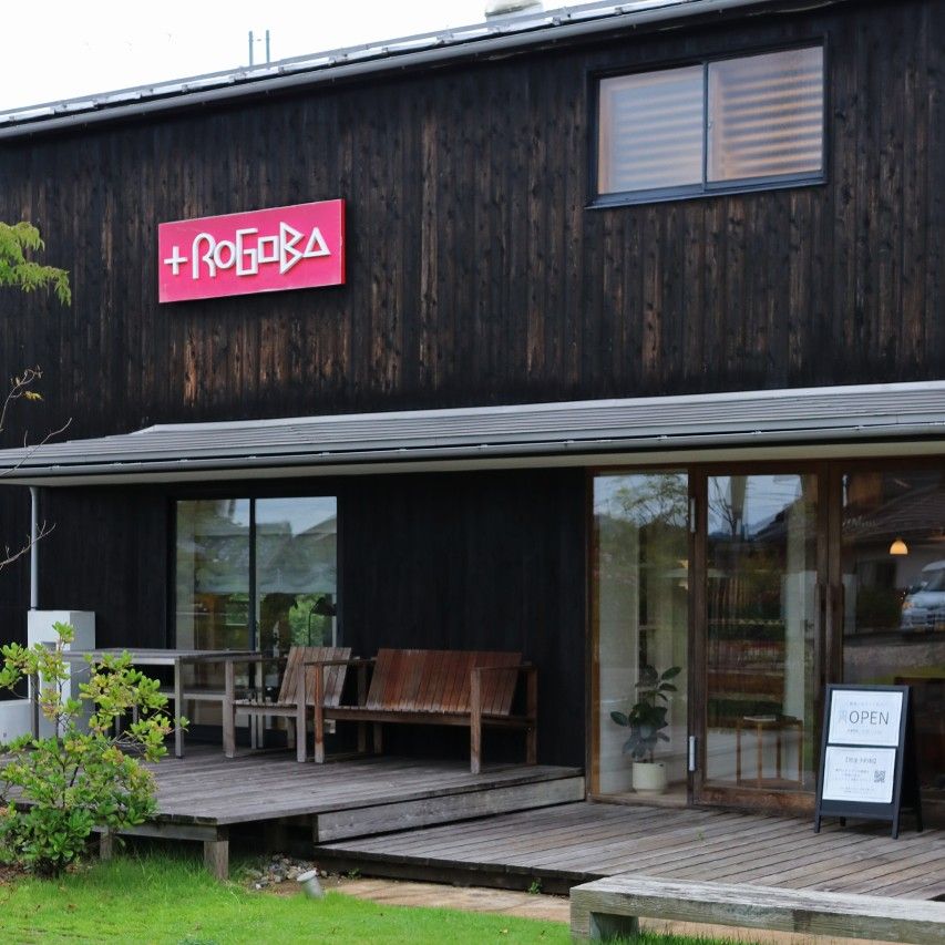 プラスロゴバ外観