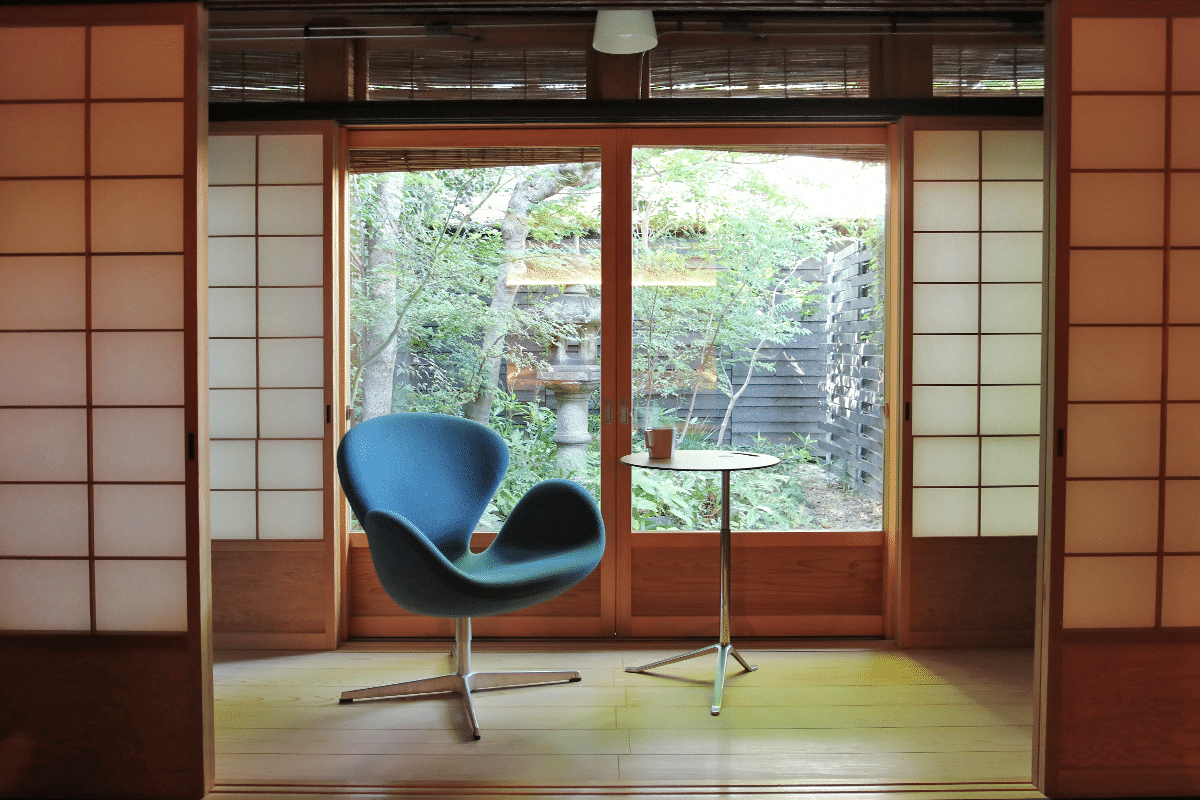 日本の伝統的な住まいに合わせたスワンチェア