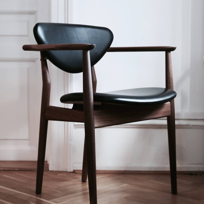 109 Chair_Black_Leather_Walnut